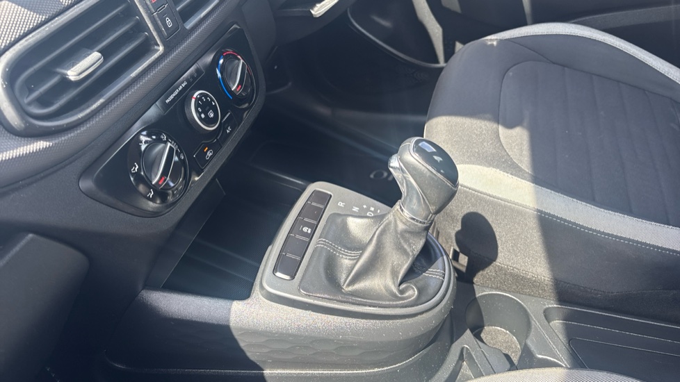 Hyundai i10 1.2 MPi SE Connect 5dr Auto Petrol Hatchback - Image 13