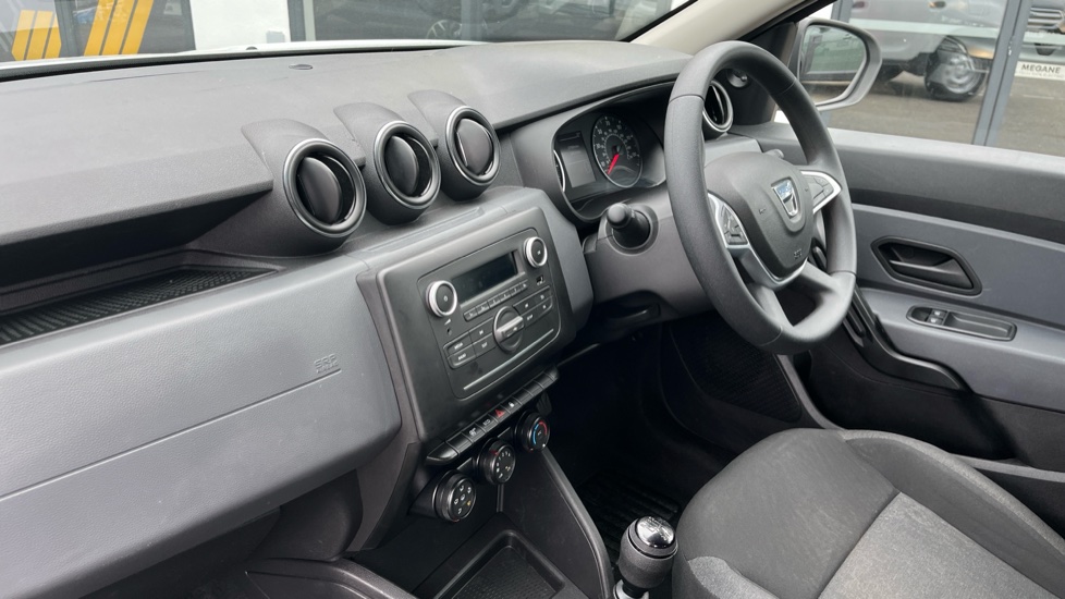 Dacia Duster 1.0 TCe 100 Essential 5dr Bi Fuel Estate - Image 9