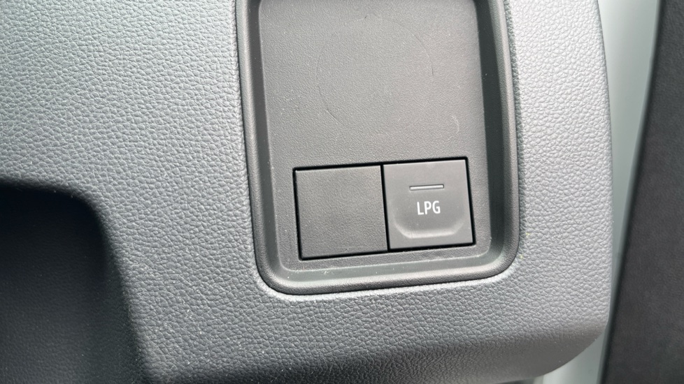 Dacia Duster 1.0 TCe 100 Essential 5dr Bi Fuel Estate - Image 26