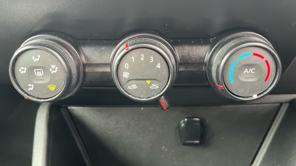 Dacia Duster 1.0 TCe 100 Essential 5dr Bi Fuel Estate - Image 32