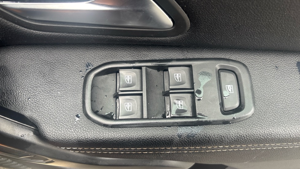 Dacia Duster 1.0 TCe 100 Prestige 5dr Bi Fuel Estate - Image 42