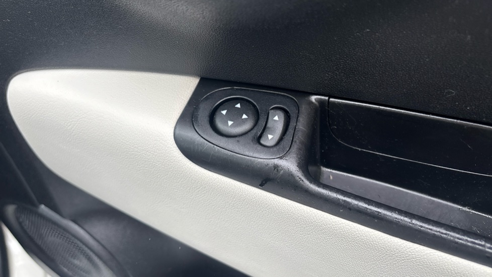 Fiat 500 1.0 Mild Hybrid Dolcevita [Part Leather] 3dr Petrol Hatchback - Image 32