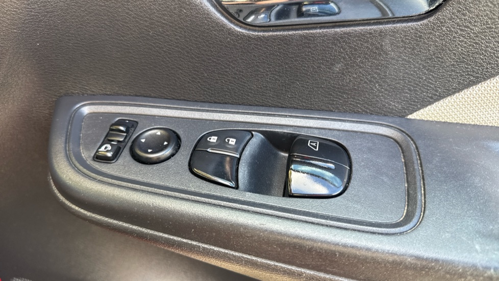 Nissan Micra 0.9 IG-T N-Connecta 5dr Petrol Hatchback - Image 21