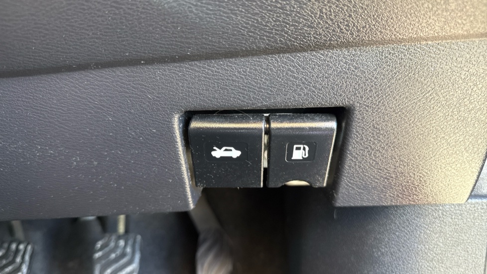 Nissan Micra 0.9 IG-T N-Connecta 5dr Petrol Hatchback - Image 22