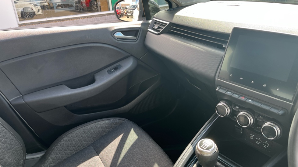 Renault Clio 1.0 TCe 90 Evolution 5dr Petrol Hatchback - Image 14