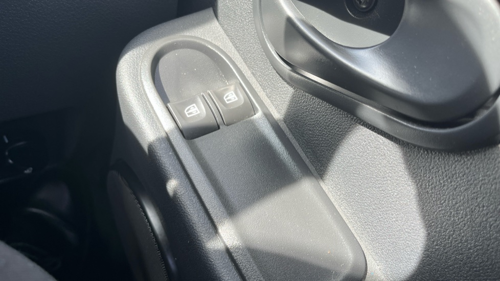 Dacia Duster 1.6 Access 5dr Petrol Estate - Image 23