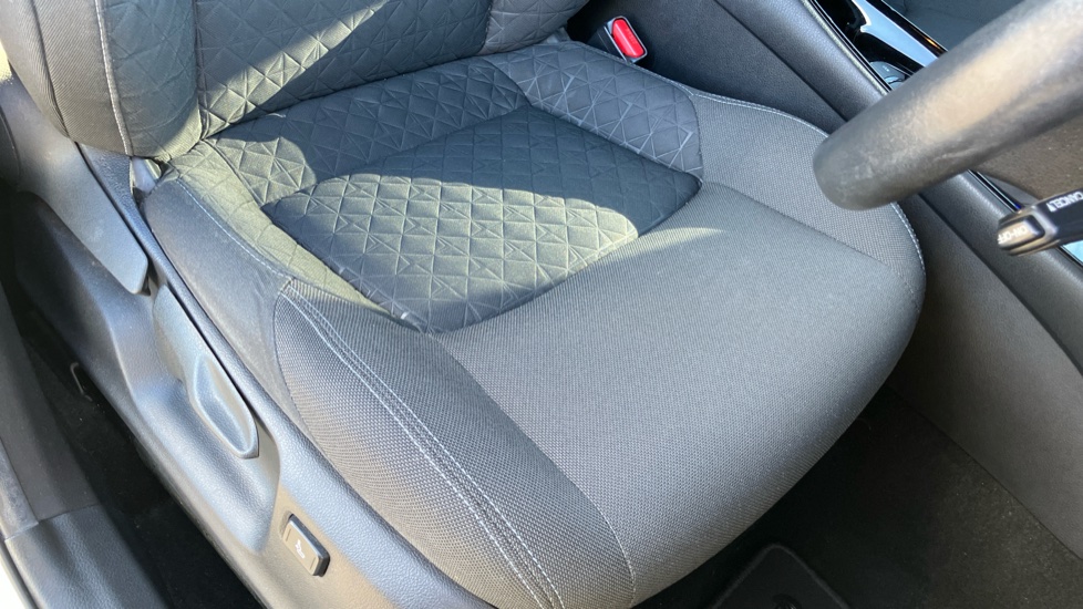 Toyota C-HR 1.8 Hybrid Design 5dr CVT Hybrid Hatchback - Image 17