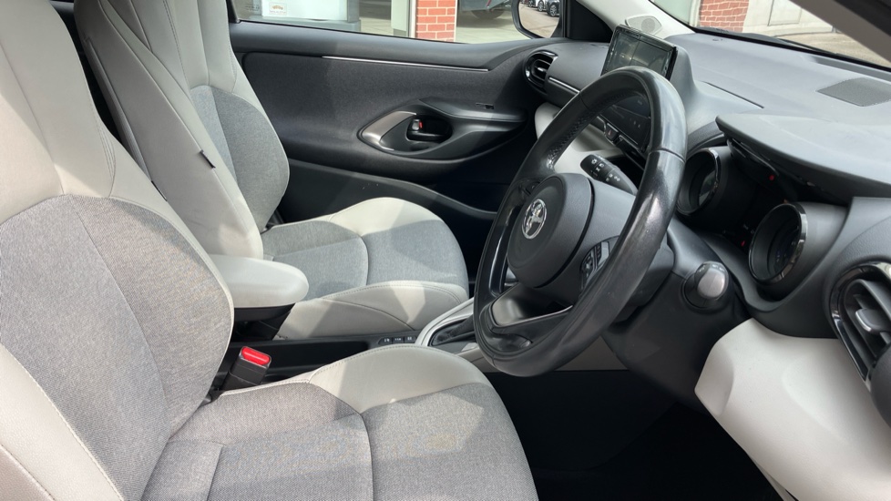 Toyota Yaris 1.5 Hybrid Excel 5dr CVT Hybrid Hatchback - Image 12