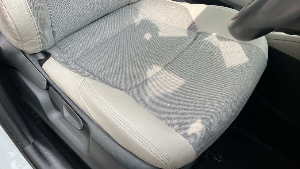 Toyota Yaris 1.5 Hybrid Excel 5dr CVT Hybrid Hatchback - Image 17