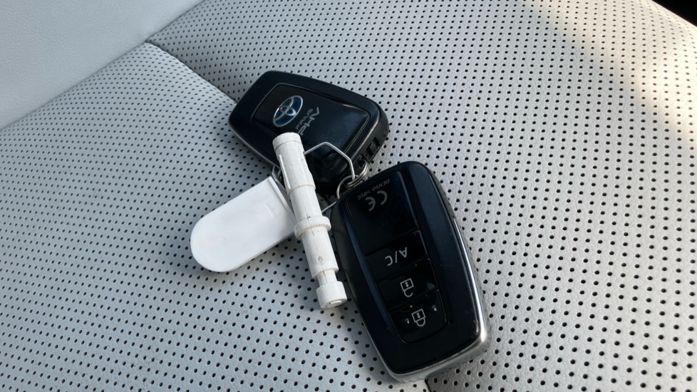 Toyota Prius 1.8 PHEV Excel 5dr CVT Hatchback - Image 28