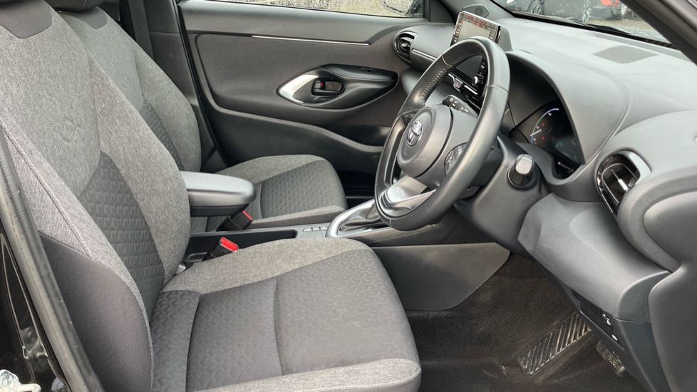 Toyota Yaris Cross 1.5 Hybrid Design 5dr CVT Hybrid Estate - Image 12