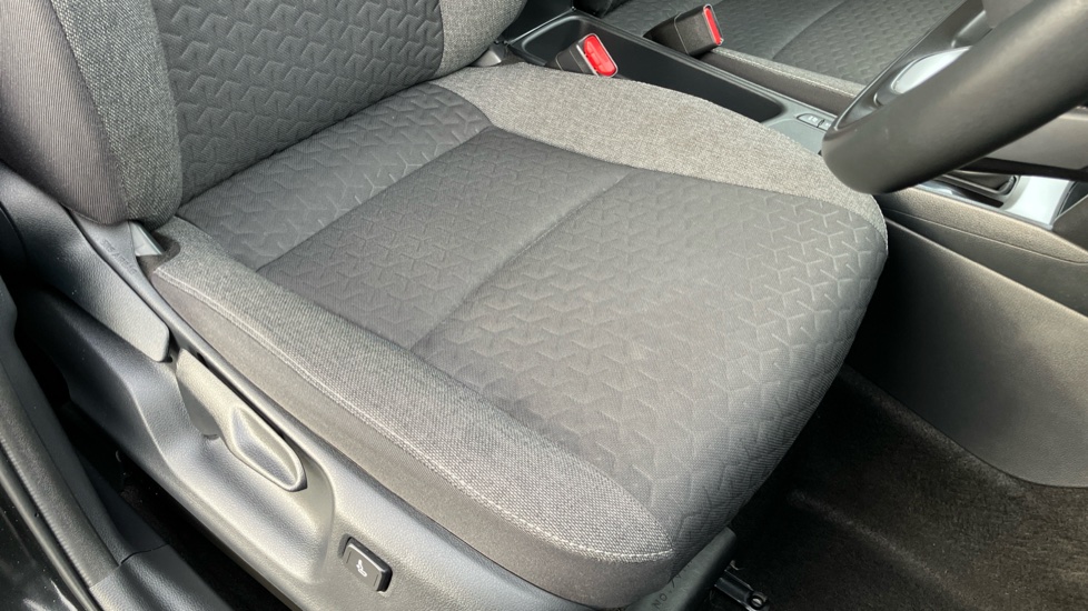 Toyota Yaris Cross 1.5 Hybrid Design 5dr CVT Hybrid Estate - Image 17