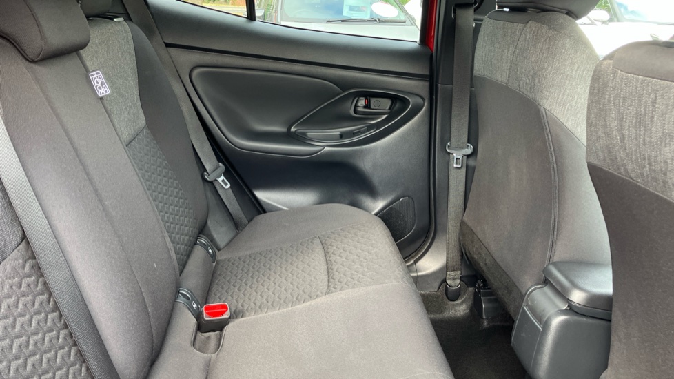 Toyota Yaris Cross 1.5 Hybrid Design 5dr CVT Hybrid Estate - Image 8