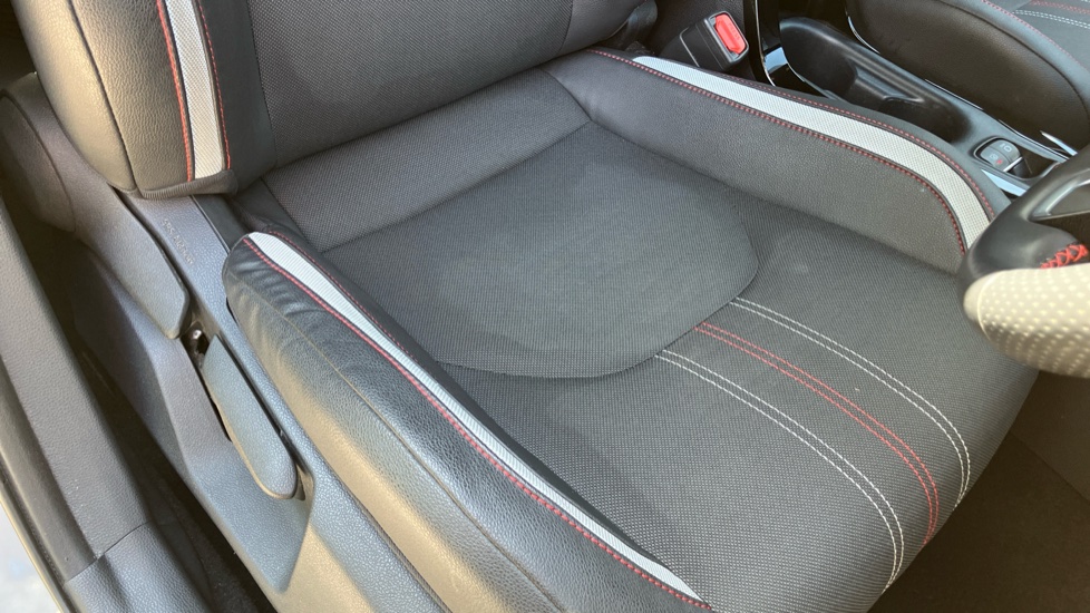 Toyota Corolla 2.0 VVT-i Hybrid GR Sport 5dr CVT Hybrid Hatchback - Image 17