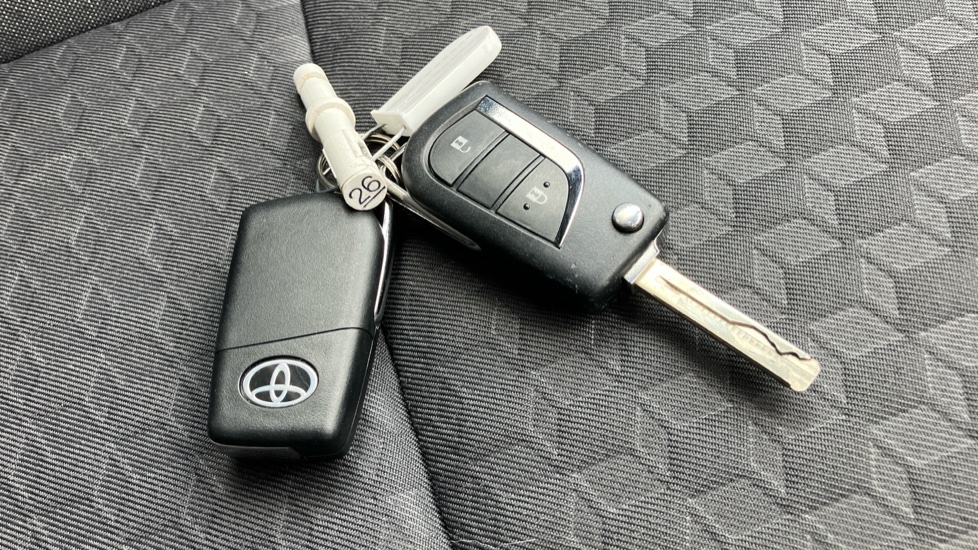 Toyota Yaris 1.5 Hybrid Icon 5dr CVT Hybrid Hatchback - Image 28
