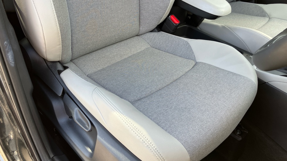 Toyota Yaris 1.5 Hybrid Excel 5dr CVT Hybrid Hatchback - Image 17