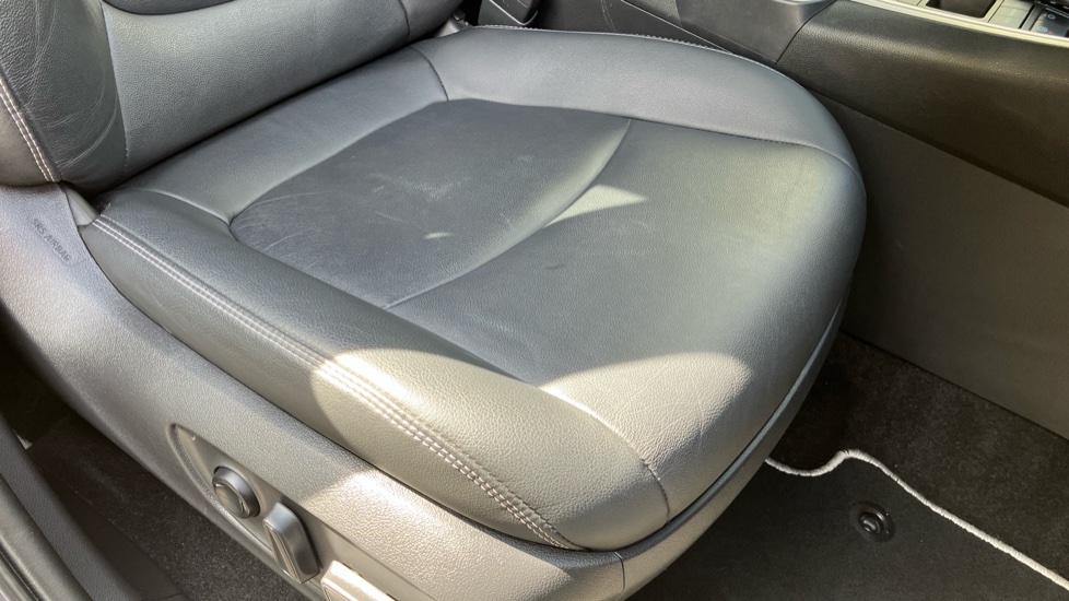 Toyota RAV4 2.5 VVT-i Hybrid Excel 5dr CVT 2WD Hybrid Estate - Image 17