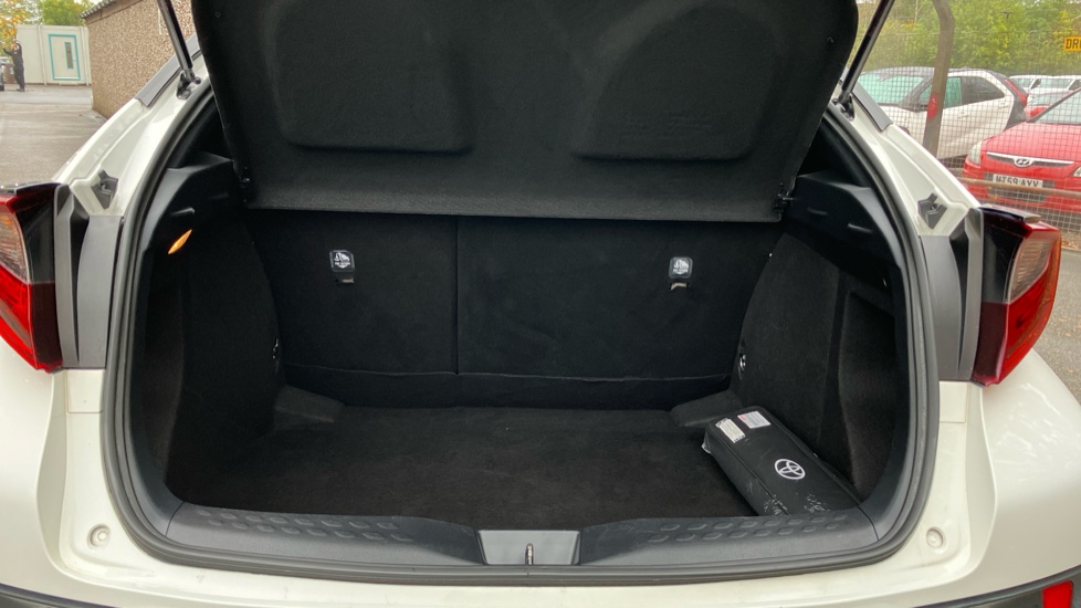 Toyota C-HR 1.8 Hybrid Design 5dr CVT Hybrid Hatchback - Image 13