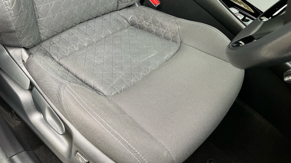 Toyota C-HR 1.8 Hybrid Design 5dr CVT Hybrid Hatchback - Image 17