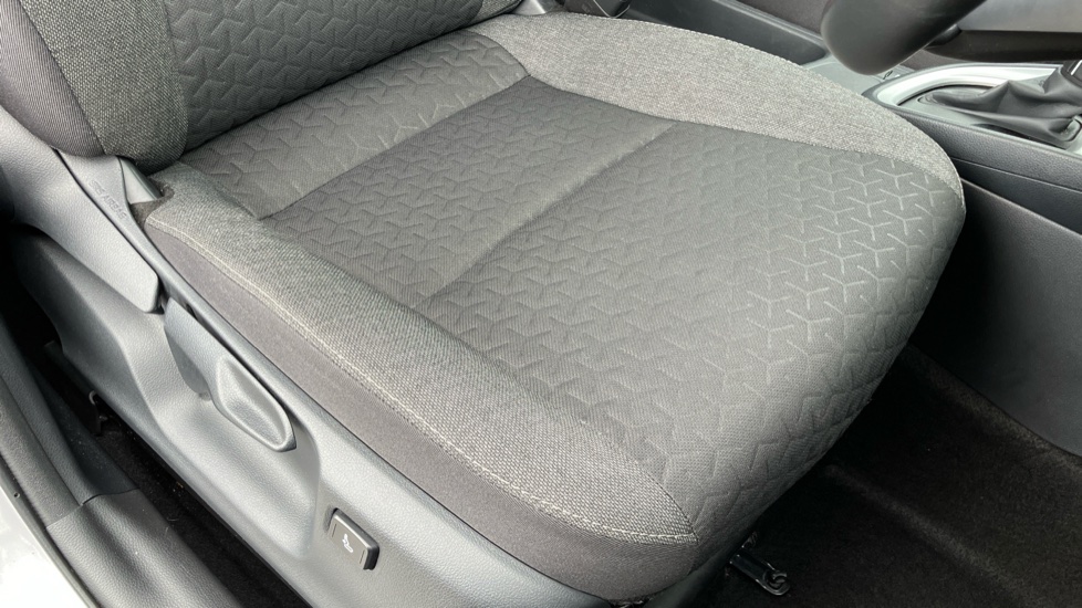 Toyota Yaris Cross 1.5 Hybrid Design 5dr CVT Hybrid Estate - Image 17