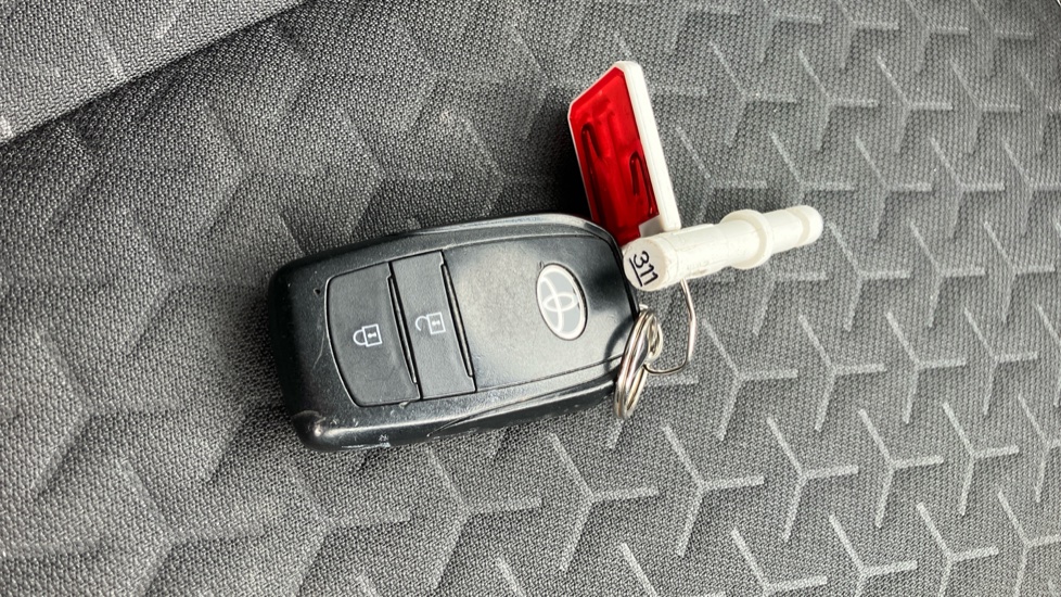 Toyota Yaris Cross 1.5 Hybrid Design 5dr CVT Hybrid Estate - Image 28