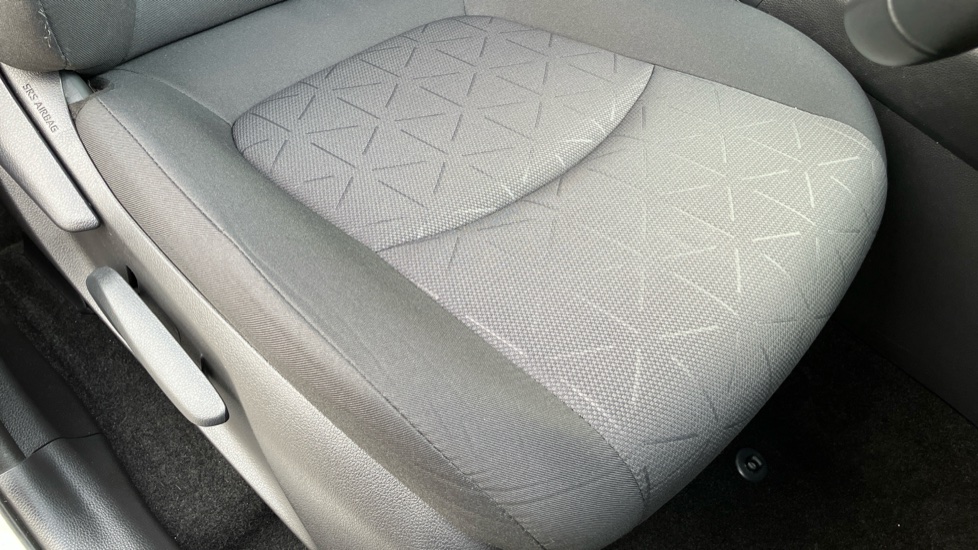 Toyota RAV4 2.5 VVT-i Hybrid Design 5dr CVT 2WD Hybrid Estate - Image 17
