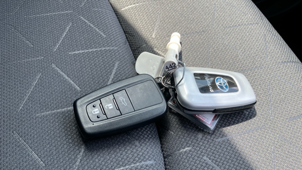 Toyota RAV4 2.5 VVT-i Hybrid Design 5dr CVT 2WD Hybrid Estate - Image 28