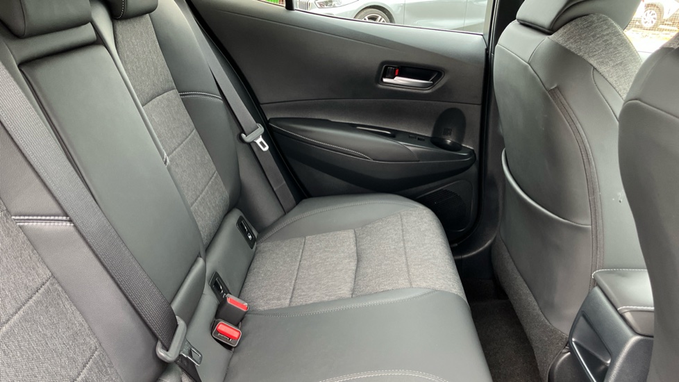 Toyota Corolla 2.0 VVT-i Hybrid Design 5dr CVT Hybrid Hatchback - Image 8