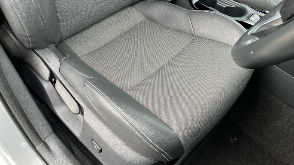 Toyota Corolla 2.0 VVT-i Hybrid Design 5dr CVT Hybrid Hatchback - Image 17