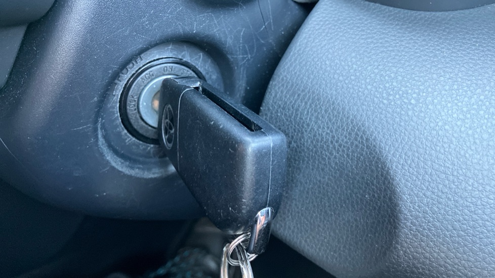 Toyota Yaris 1.5 Hybrid Icon 5dr CVT Hybrid Hatchback - Image 16