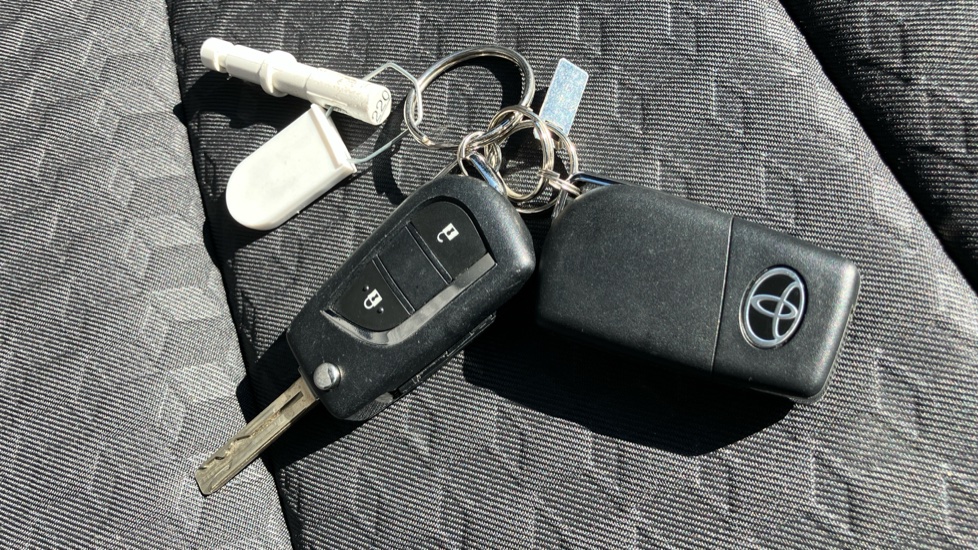 Toyota Yaris 1.5 Hybrid Icon 5dr CVT Hybrid Hatchback - Image 28