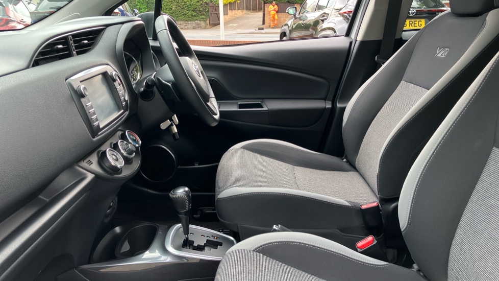 Toyota Yaris 1.5 VVT-i Y20 5dr CVT [Bi-tone] Petrol Hatchback - Image 5