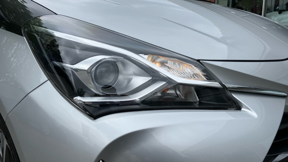 Toyota Yaris 1.5 VVT-i Y20 5dr CVT [Bi-tone] Petrol Hatchback - Image 20