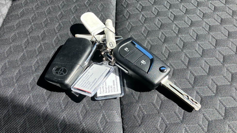 Toyota Yaris 1.5 Hybrid Icon 5dr CVT Hybrid Hatchback - Image 28