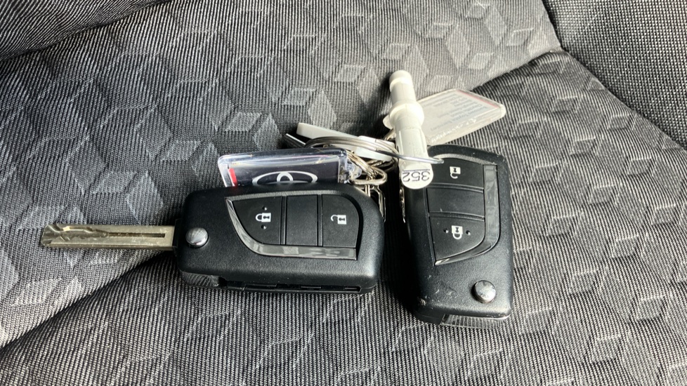 Toyota Yaris 1.5 Hybrid Design 5dr CVT Hybrid Hatchback - Image 28