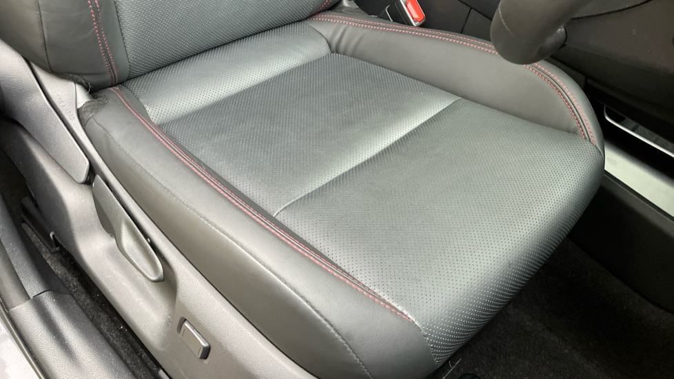 Lexus LBX 1.5 Premium Plus 5dr E-CVT Hybrid Hatchback - Image 17