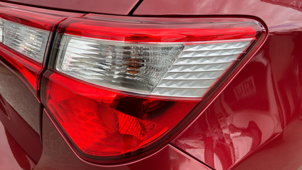 Toyota Yaris 1.5 VVT-i Icon 5dr Petrol Hatchback - Image 21