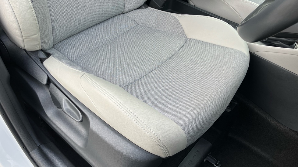 Toyota Yaris 1.5 Hybrid Excel 5dr CVT Hybrid Hatchback - Image 17