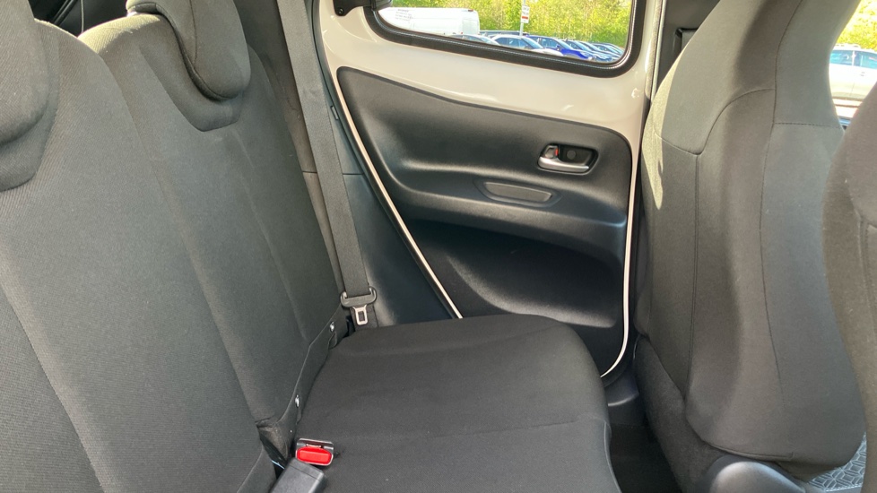 Toyota Aygo X 1.0 VVT-i Edge 5dr Petrol Hatchback - Image 8