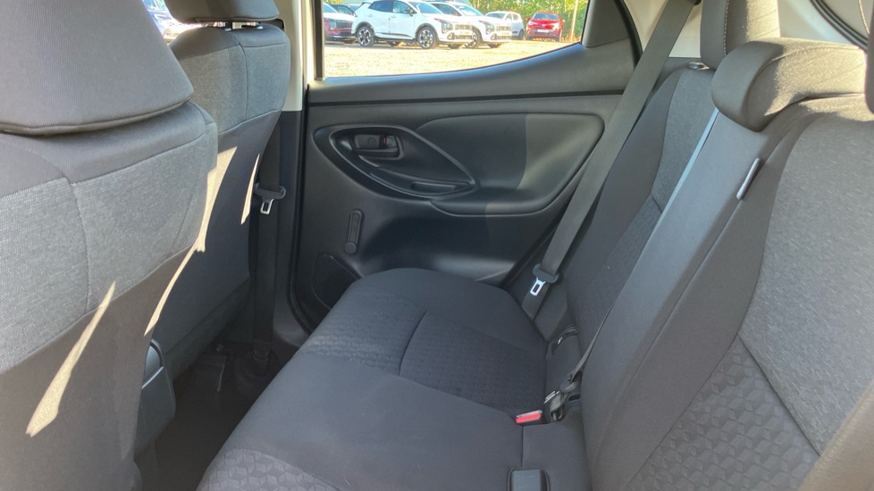 Toyota Yaris 1.5 Hybrid Icon 5dr CVT Hybrid Hatchback - Image 15