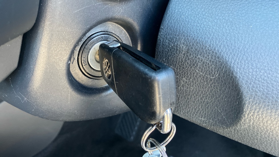 Toyota Yaris 1.5 Hybrid Icon 5dr CVT Hybrid Hatchback - Image 16