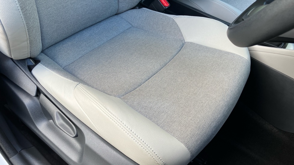 Toyota Yaris 1.5 Hybrid Excel 5dr CVT Hybrid Hatchback - Image 17