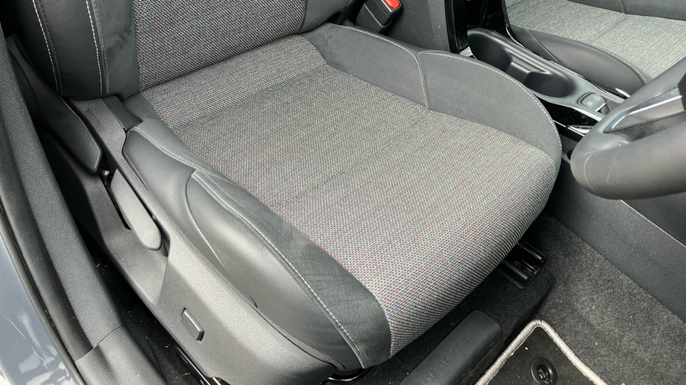 Toyota Corolla 1.8 Hybrid Design 5dr CVT Hybrid Hatchback - Image 17