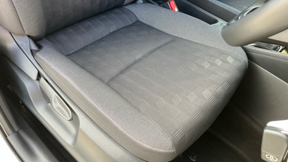 Toyota Yaris 1.5 Hybrid Design 5dr CVT Hybrid Hatchback - Image 17