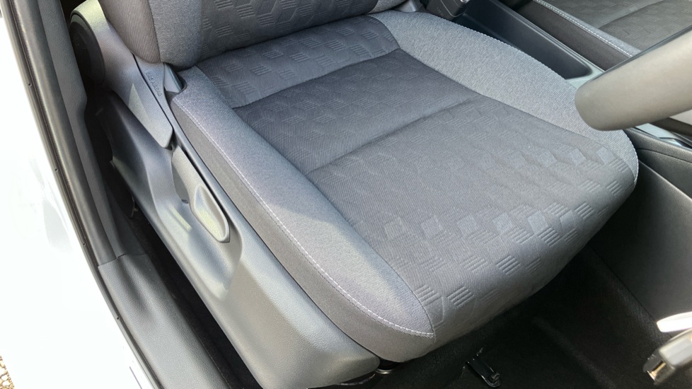 Toyota Yaris 1.5 Hybrid Design 5dr CVT Hybrid Hatchback - Image 17