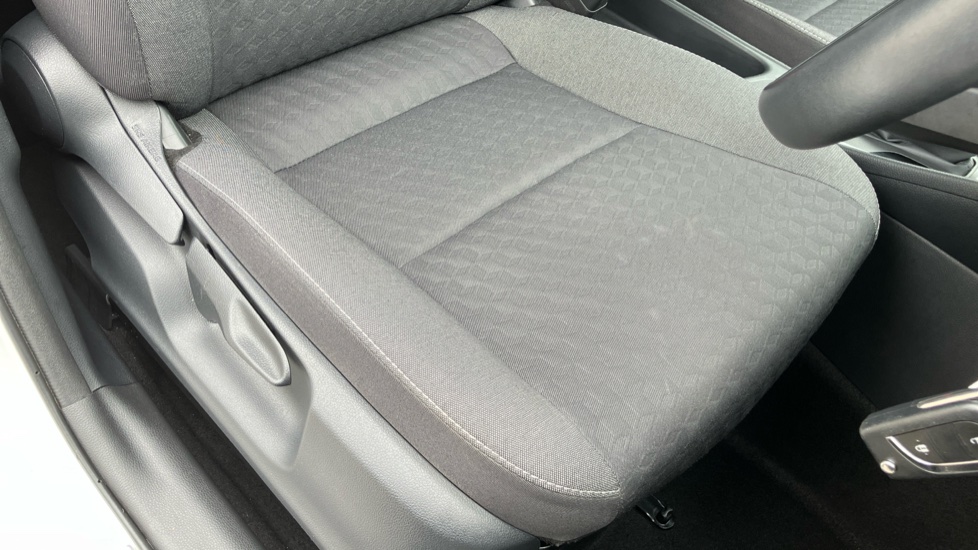 Toyota Yaris 1.5 Hybrid Design 5dr CVT Hybrid Hatchback - Image 17