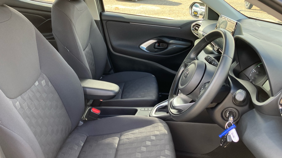 Toyota Yaris 1.5 Hybrid Icon 5dr CVT Hybrid Hatchback - Image 12