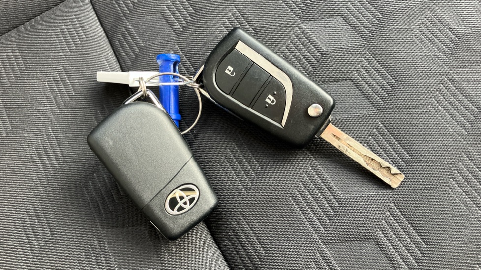Toyota Yaris 1.5 Hybrid Icon 5dr CVT Hybrid Hatchback - Image 28