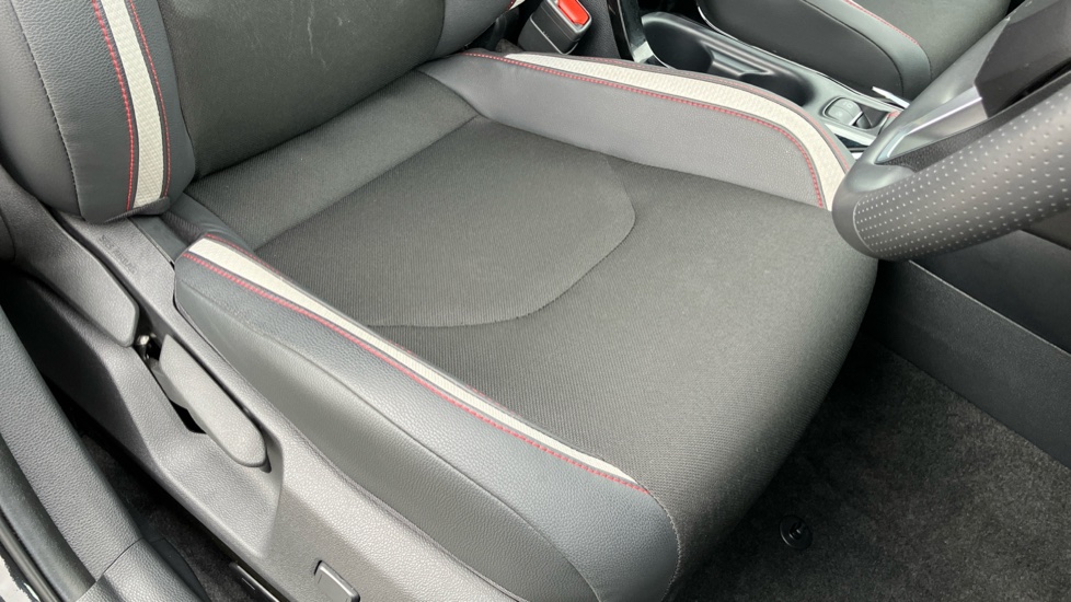Toyota Corolla 2.0 Hybrid 178 GR Sport 5dr CVT Hybrid Estate - Image 17