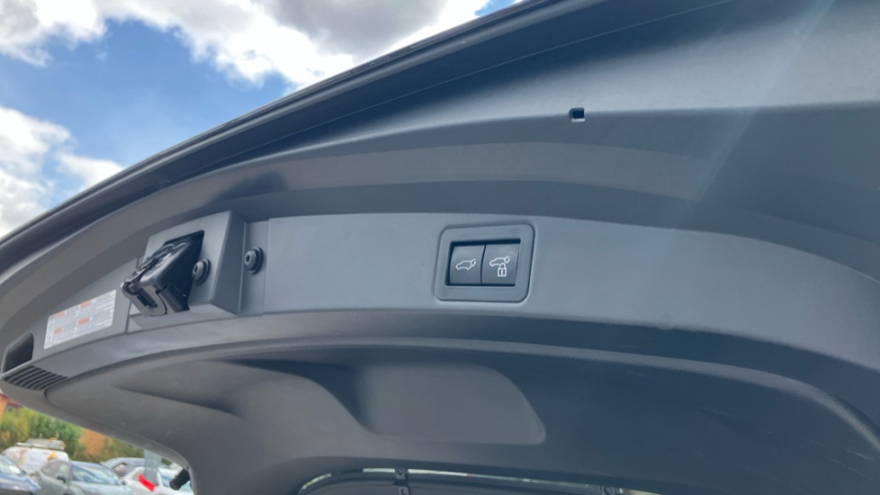 Toyota Corolla 2.0 Hybrid 178 GR Sport 5dr CVT Hybrid Estate - Image 33